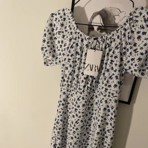 ZARA klänning - Säljer oanvänd klänning från Zara i stl 152! Går nertill knänen ungefär. Går att ha både nere vid axlarna och som ”vanligt”. Köparen står för frakt 💕