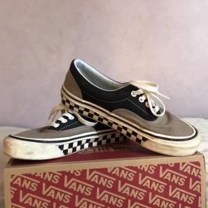Vans - Säljer mina nästa oanvända vans, superfint skick dock lite smutsiga på sulan, snygg annorlunda design skriv gärna för fler bilder! :)