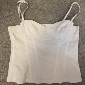 Korsett topp - Säljer min supersnygga korsett topp som är i mycket bra sick. Nypris är 200. Finns även i svart de andra bilden.