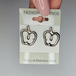 Äpple örhängen - (Frakt 15kr) Söta och simpla örhängen! Helt oanvända gjorda av rostfritt stål.  Vill du köpa flera örhängen jag lagt ut kan jag ge rabatt 😁💗