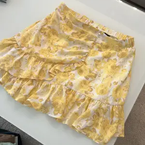 Fin kjol från Gina.  Aldrig använd men provad.  Bra material och har en ”underkjol”  