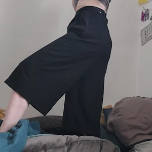 Tunna svarta byxor - Vida, tunnt material men inte genomskinliga. Storlek 36, benen är korta.