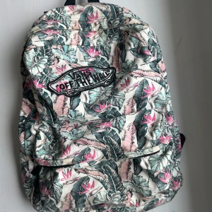 VANS Ryggsäck - Vans Off the Wall Ryggsäck från VANS. Mycket bra skick! Pris 50kr + frakt📦
