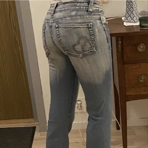 Lågmidjade Ugly dog jeans - Bilderna är ifrån förra ägaren, måste tyvärr sälja vidare dom då dom var lite för korta på mig som är 165, det står att de är storlek l men passar bra på mig som beukar ha s/xs💞🙏🏽 innerbenslängden är 71cm