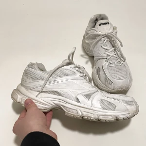 Vetements skor - Skitfeta vetements spike runner skor. De är en collab med Reebok. De är välanvända men det syns inte på utsidan. 
