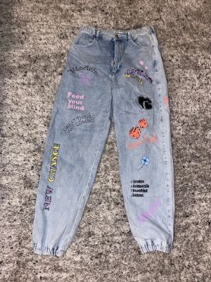 Ljusa jeans med tryck - Ljusa jeans med tryck från bershka