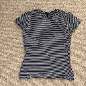 Gap T-shirt  - Säljer min superfina randiga gap T-shirt! Perfekt inför sommar och vår 🌸