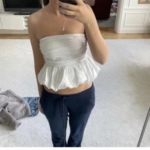 Zara topp - Supergullig tub-topp från zara. Sälja då den aldrig kommer till användning! Frågor? Var att skriva💘OBS! Lånade bilder!