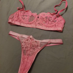 Lounge Underwear  - Ett rosa underklädesset från Lounge i använt skick.  Bh-storlek: 65B Trosor: xs