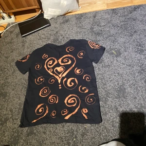 Blekt tröja  - Blekt tröja från lager 157, svart på framsidan och blekt bak .