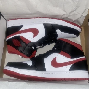 Air jordan 1 mid Röda - Säljer dessa Jordans som jag endast använt en gång så dom är som nya🤍 Köpta på Footlocker i mos  Storlek 41 OBS! Skoboxen är borta NYPRIS: 1599kr