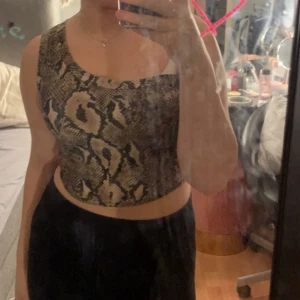Orm topp  - Säljer denna one shoulder ormmönstrade tröjan som inte kommer till användning 