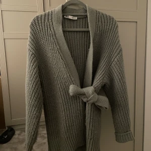 Stickad kofta - Säljer min stickade kofta från Zara