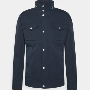 J LINDEBERG JACKA - Säljer en fin JL jacka i mycket bra skick, använd ca 6 månader. Storlek M. Kan mötas upp. Inga skador alls. Nypris 3.500kr. 