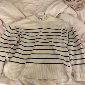 Tröja zara - Säljer denna sjukt fina tröjan från zara.Den är du storlek s och kommer knappt till användning ❤️