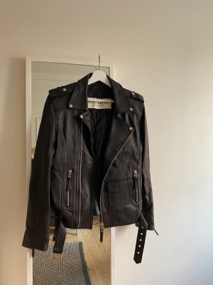 NY oanvänd skinnjacka från BODA skins - Säljer min helt oanvända snygga läderjacka från Boda Skins då den var fel storlek för mig.   Med jackan kommer en ryggsäck!  100% premium napa sheep skin  Strl: 34 (stor i storleken-snarare 36/38, s/m) Nypris liknande jackor från samma märke: 4000/5000kr