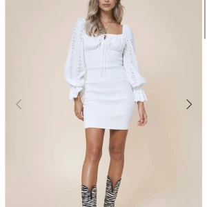 Vit Adoore klänning - Vit adoore klänning i storlek 38💓  super fin till studenten💘 Nypris 1500kr💘💘 ANVÄND EN GÅNG (Lånade bilder) Skicka privat för fler bilder💘💘