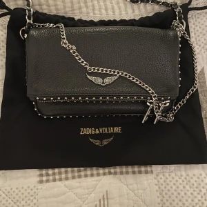 Zadig & Voltaire Väska  - Säljer min älskade zadig väska! Den är i toppen skick och ny. Dustbag medkommer och priset går att diskutera💓