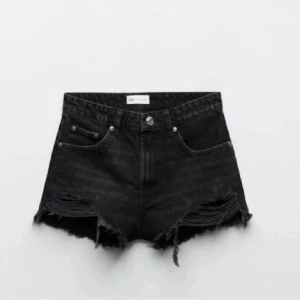 SLUTSÅLDA zara shorts!  - slutsålda eftertraktade zara shorts som är i bra skick men som blivit för små för mig som nu har 36. Skulle även säga att de passar en 34🙌