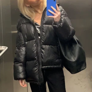 Hm jacka - Säljer denna populära jacka ifrån hm. Inga effekter och är som ny. Supersnygg och bekväm. Köp direkt för 250kr+frakt(79)