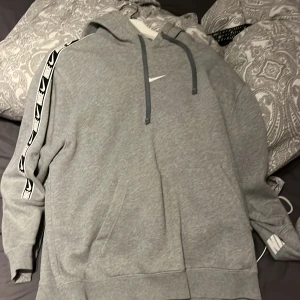 Nike hoodie  - Säljer en grå Nike hoodie med Stripes som inte används. Skriv vid intresse 😀 (Diskuterar pris)