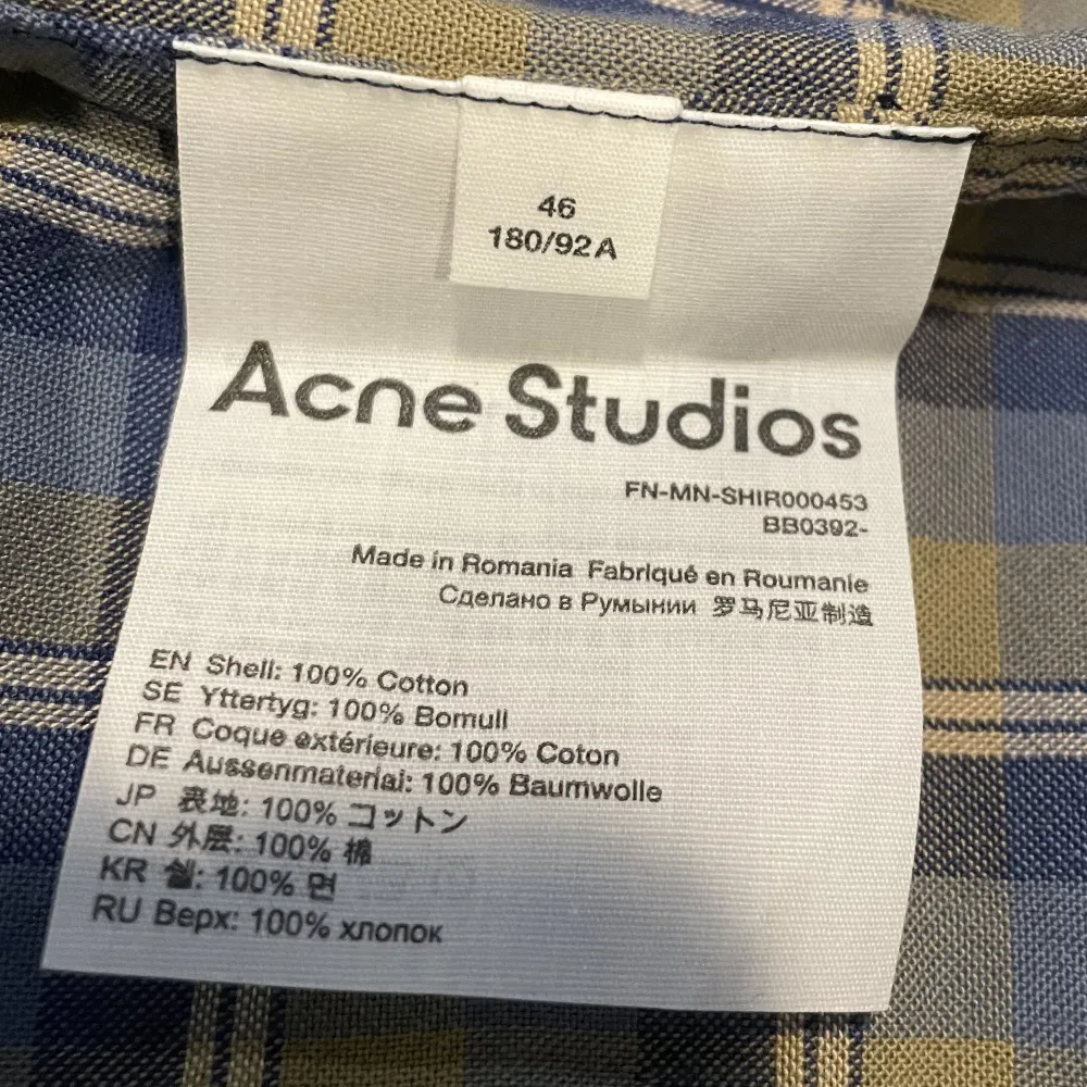 En Acne Studios kortärmad skjorta/button down  Storlek oklar men passar som en Large Helt oanvänd. Skjortor.