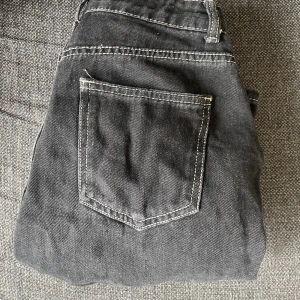 Svart/Vit Cargo Pants - Svarta cargo pants (jeans) med vita linjer/detaljer. Köpta från SHEIN ungefär 2021-2022 (Jan-Mars) Storlek XS/S