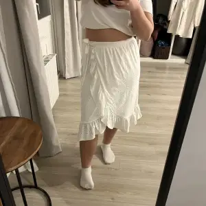 En helt oanvänd vit kjol med prislappen kvar från vila 