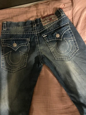 True religion jeans - Hej jag säljer dessa baggy true religion jeans i storlek 34, Midjemått: 86, Innerbenslängd: 83,5cm, Ytterbenslängd:107,5cm, jag möter bara upp, fraktar ej. Skriv privat för frågor!