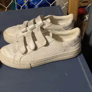 Sjukt snygga sneakers med kardborreband, lätt silver skimriga detaljer. Knappt använda då de är för små för små. Nypris 1200kr