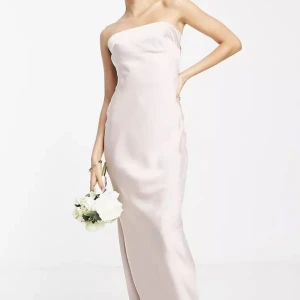 Balklänning  - Jättefin ljusrosa balklänning, helt ny och oanvänd! Säljer eftersom jag bestämt mig för en annan balklänning. Den är i storlek 34 och passar mig som är ca 165 cm lång.  