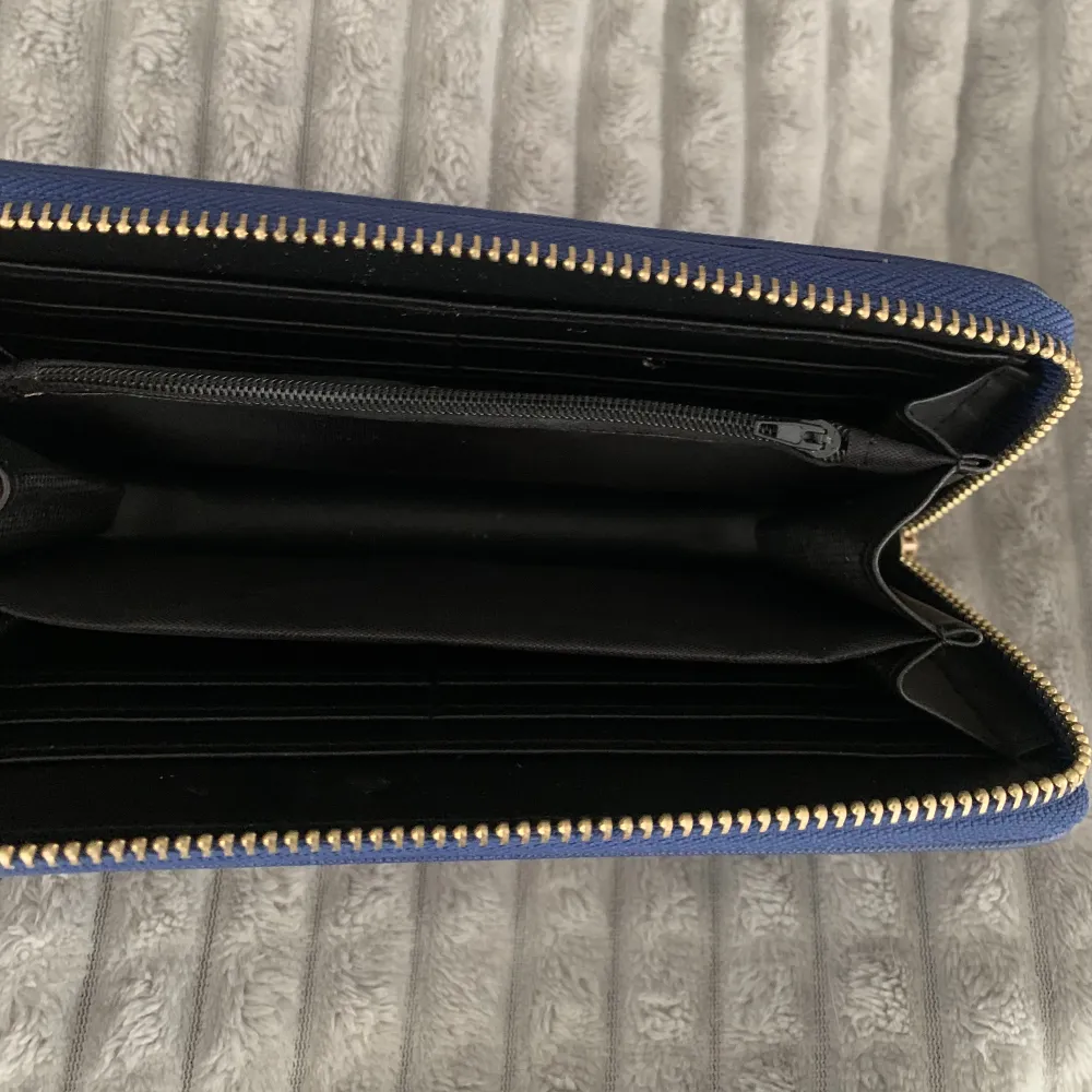 Fin mörkblå plånbok som liknar Mulberry💙Helt oanvänd så i nyskick! Bra förvaring med många kortfickor inuti!. Väskor.