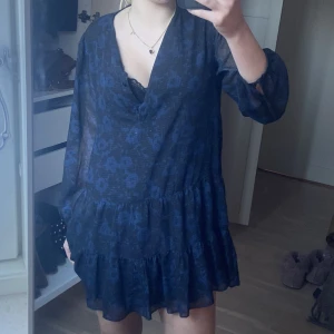 Zara klänning  - Så fin klänning med blå blommor från Zara💕 (Smutsig spegel)