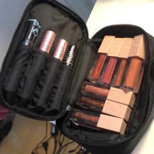 Necessär  - En fin necessär  OBS de som finns i ingår inte ville bara visa lite