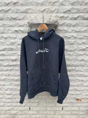 Off-White Hoodie  - Hej, säljer nu min Off-white hoodie i storlek L. Sitter som en vanlig L eller en oversized M. Tags kvitto osv ingår givetvis.  Nypris på NK 6699kr     