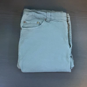 Beiga jeans 38w 32L - För referens så är jag 195 å väger 90kg. 