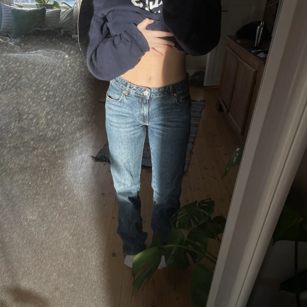 Ett par mörkblåa jeans i bootcut från zara. De är midrise och i fint skick!! Köpare står för frakt!. Jeans & Byxor.