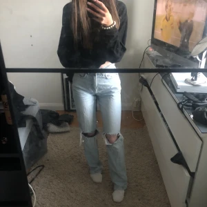 Ljus blåa jeans med hål - Jag säljer mina fina ljusblåa jeans ifrån Gina tricot i stl 32! De är i jätte bra skick och inte använda alls många ggr💖