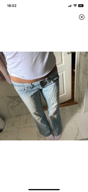 lågmidjade jeans - säljer dessa as snygga lågmidjade jeans då de är för stora på mig. skulle uppskatta att midjemåttet är 80cm och innerbenslängden är 83cm.😚skriv privat vid frågor