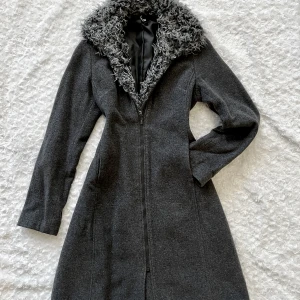 Jacka - Tunn jacka 😄 Knappt använd 👍🏼 Från ett husdjur/rökfritt hem😃