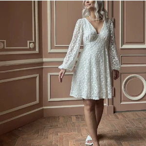 Studentklänning  - Säljer denna fina klänning, perfekt till studenten eller sommaren. Helt slutsåld på hemsidan och säljer då jag köpte två storlekar❤️❤️