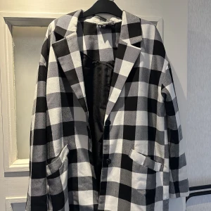 Kavaj - Rutig kavaj från MONKI storlek S