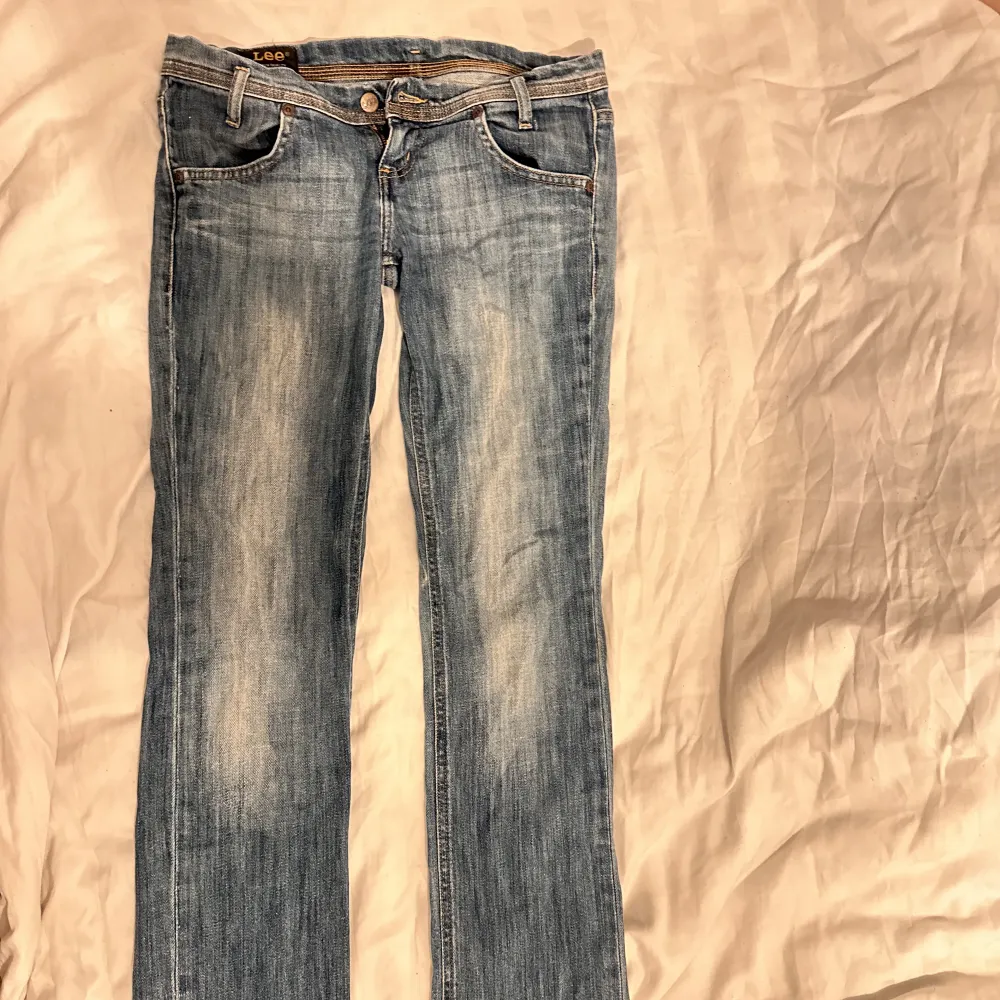 Supersnygga extra lågmidjade jeans ifrån Lee!❤️‍🔥⚡️ byxorna är använda men i mycket bra skick! Älskar dessa byxor men de har tyvärr blivit för små för mig.😩 i storlek 34 men skulle säga att de är små i storleken! ❤️‍🔥 de perfekta LÅGMIDJADE jeansen!!!!✨. Jeans & Byxor.