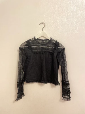 Zara spetstopp  - Zara spetstopp, material lapp bortklippt. Jag har använt den 3 gånger, så den är i bra skick. Endast seriöst köpare tack ☺️!!!