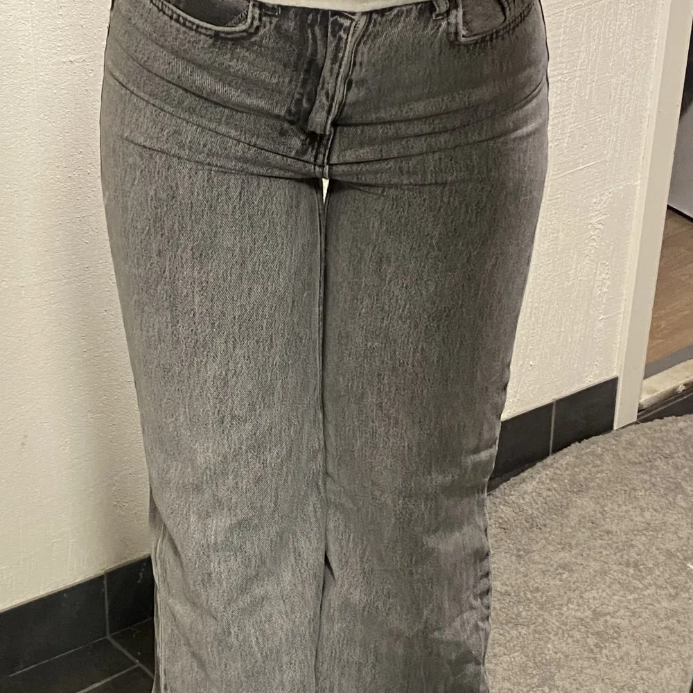 Säljer dessa gråa jeans från stradivarius i storlek 36. Pris 150kr. Köparen står för frakt. Jeans & Byxor.