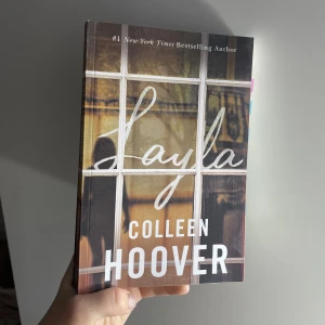 Layla  - Layla av Colleen Hoover. Språk: engelska. Lite färg borta i hörnet, se bild. Annars mycket fint skick.