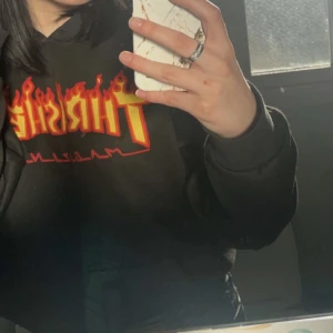 Thrasher hoodie - hej, säljer nu denna hoodie då den inte kommer till användning längre, strolek M