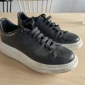 Alexander McQueen skor i storlek 45 - Ett par Alexander McQueen skor i användt skick med ett rivmärke på högra skon.