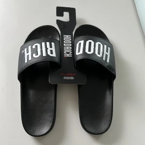 Hoodrich sandaler  - Helt nya, oanvända var för stora för mig därför säljer jag dem storlek 10 UK men passar till skostorleken 45-46 Köpt från hoodrichuk.com  Pris kan diskuteras! Köparen står för frakten!