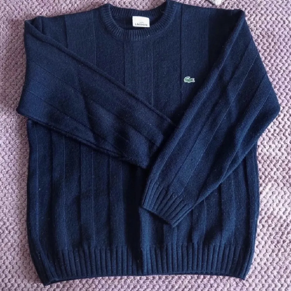 Tjena säljer denna Lacoste tröjan då den är för liten för mig. Använd 1 gång och är i ett fint skick cond (9 av 10). Hör av er vid frågor eller intresse.// Alexander . Stickat.
